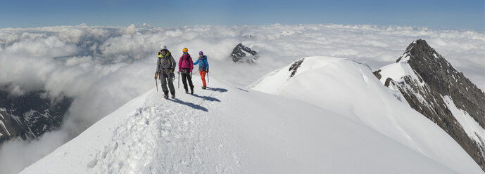 Switzerland, Western Bernese Alps, mountaineers in Balmhorn region - ALRF000259