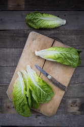 Römischer Salat und Taschenmesser auf Holzbrett - LVF004326