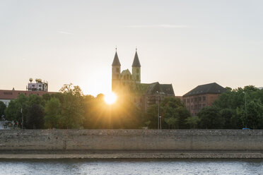 Germany, Magdeburg, Magdeburg Cathedral in the evening - PAF001510