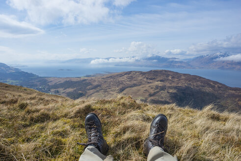 Vereinigtes Königreich, Schottland, Schottische Highlands, Glencoe, ruhender Wanderer auf dem Gipfel eines Berges - JBF000251
