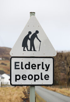 Großbritannien, Schottland, Isle of Skye, Straßenschild Ältere Menschen - JBF000259