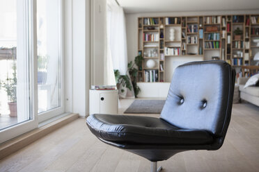 Black leather chair in living room - RBF003596