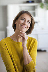 Portrait of smiling woman looking up - RBF003606