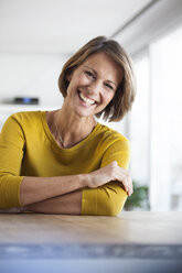 Porträt einer glücklichen Frau zu Hause - RBF003626