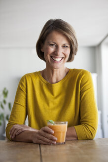 Porträt einer lächelnden Frau mit einem Smoothie - RBF003629