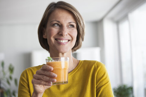 Lächelnde Frau mit einem Smoothie - RBF003630