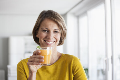 Portrait of smiling woman with a smoothie - RBF003631