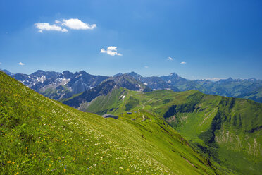 Österreich, Vorarlberg, Blick vom Fellhorn zur Kanzelwand, Bergstation Kanzelwandbahn, Widderstein im Hintergrund - WGF000792