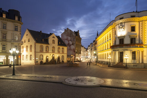 Deutschland, Hessen, Wiesbaden, Brunnen, Hessischer Landtag und altes Rathaus am Abend - WI003031