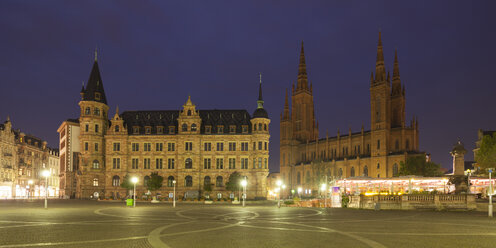 Deutschland, Hessen, Wiesbaden, Marktplatz, Neues Rathaus und Marktkirche, rechts - WIF003033