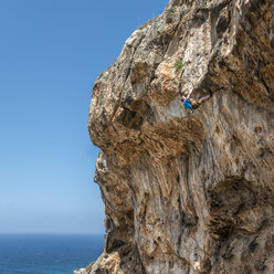 Malta, Ghar Lapsi, McCarthey's Cave, rock climber - ALRF000260