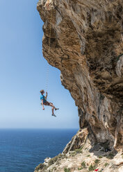 Malta, Ghar Lapsi, McCarthey's Cave, rock climber - ALRF000263