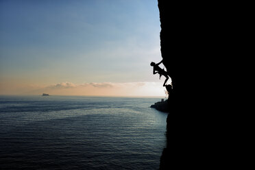Malta, Arlapsi, rock climber in the evening - ALRF000269