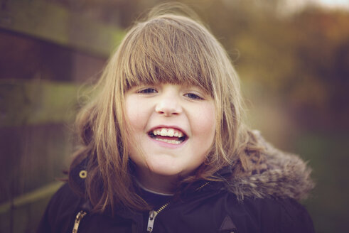 Porträt eines lachenden Mädchens, Winterjacke - MJOF001126