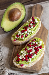 Zwei Baguettescheiben mit Avocadocreme, Fetakäse und Granatapfelkernen - SARF002395