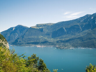 Italien, Gardasee, Blick auf das Westufer - GSF001052