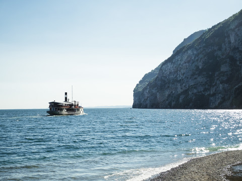 Italien, Gardasee, Dampfer in der Nähe der Bucht von Lido di Tignale, lizenzfreies Stockfoto