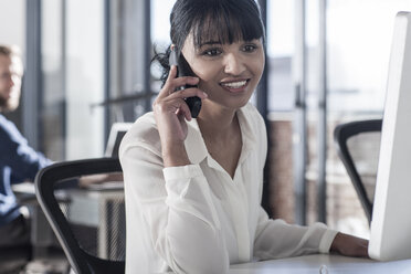 Junge Frau am Telefon, arbeitet im Büro - ZEF007487