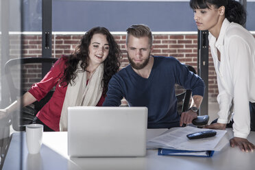 Kreative Fachleute arbeiten im Büro zusammen - ZEF007495