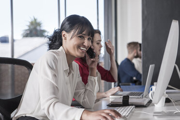 Frau im Büro beim Telefonieren - ZEF007498