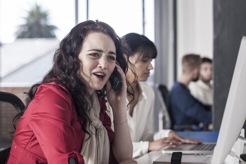 Frau im Büro beim Telefonieren - ZEF007500