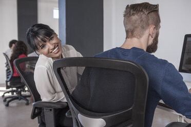 Kreative Fachleute arbeiten im Büro zusammen - ZEF007502