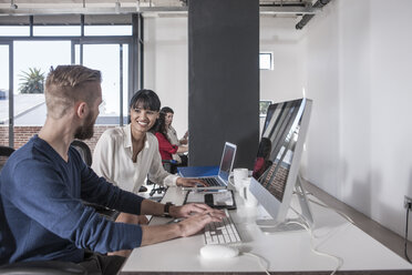 Kreative Fachleute arbeiten im Büro zusammen - ZEF007503