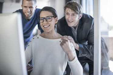 Junge Kreativschaffende arbeiten gemeinsam im Büro - ZEF007519