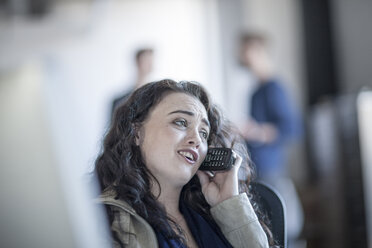 Frau im Büro beim Telefonieren - ZEF007522