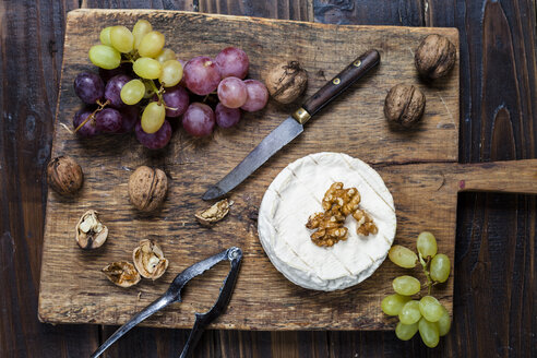 Holzbrett mit Camembert, Walnüssen und Trauben - SBDF002572