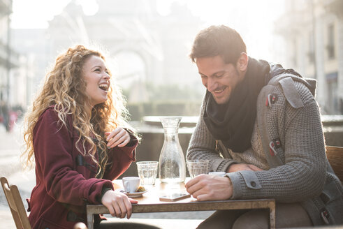 Italien, Mailand, lachendes Paar sitzt in einem Straßencafé und hat Spaß - OIPF000009