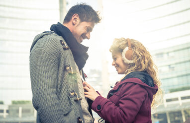 Italy, Milan, couple with smartphone - OIPF000019