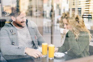 Italien, Mailand, ein verliebtes Paar sitzt in einem Café und hat Spaß - OIPF000025