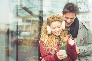 Italien, Mailand, glückliches Paar schaut auf Smartphone - OIPF000026