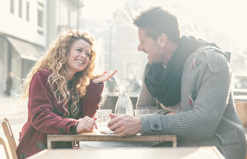 Italien, Mailand, lachendes Paar sitzt in einem Straßencafé und hat Spaß - OIPF000029