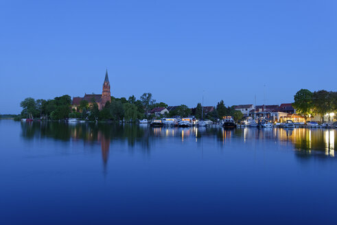 Deutschland, Röbeln, Mecklenburgische Seenplatte, Müritz, Blaue Stunde am Hafen - LBF001315