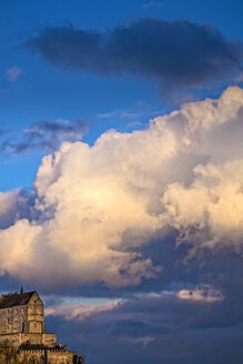 Deutschland, Burghausen, Burg und Wolken am Abend - HAMF000115