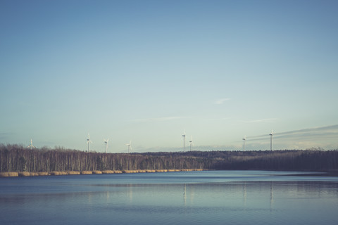 Deutschland, Sachsen-Anhalt, Zschornewitz, See und Windpark, ehemaliger Tagebau, lizenzfreies Stockfoto