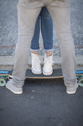 Junges Paar mit Skateboard auf der Straße - ZEF007610