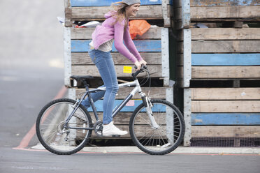 Glückliches Teenager-Mädchen fährt Fahrrad - ZEF007620