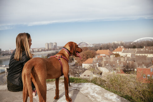 Serbien, Novi Sad, junge Frau und ihr Hund betrachten die Aussicht - ZEDF000034