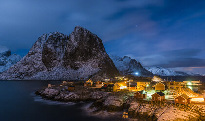 Norway, Lofoten, fishing huts in Hamnoy by night - LOMF000122