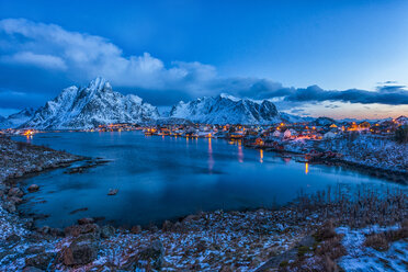 Norwegen, Lofoten, Stadt Reine zur blauen Stunde - LOMF000123