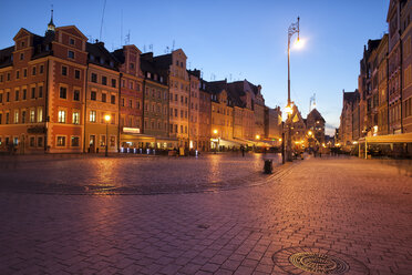 Polen, Breslau, Altstadt, Marktplatz bei Nacht - ABOF000060