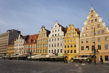 Polen, Breslau, Altstadt, alte Mietshäuser mit Giebeln - ABOF000062