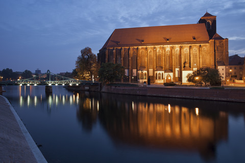 Polen, Breslau, Oder, Sandinsel, Frauenkirche und Tumski-Brücke bei Nacht, lizenzfreies Stockfoto