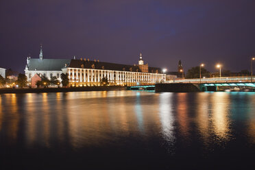 Polen, Breslau, Fluss Odra, Universitätsgebäude und Brücke bei Nacht - ABOF000064