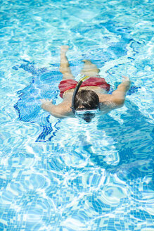 Mann mit Schwimmbrille beim Tauchen im Schwimmbad - SKCF000033
