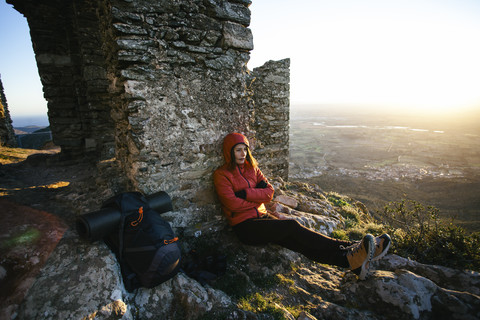 Spanien, Katalonien, Girona, Wanderin rastet an Steinstruktur, lizenzfreies Stockfoto