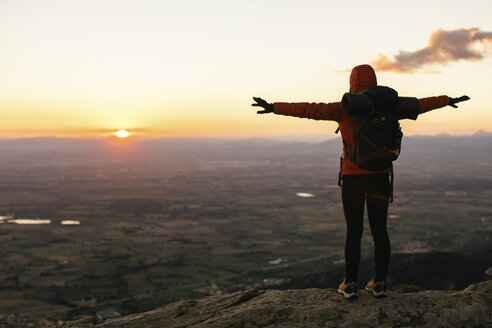 Spanien, Katalonien, Girona, Wanderin in der Natur mit Blick auf die Aussicht bei Sonnenaufgang - EBSF001170